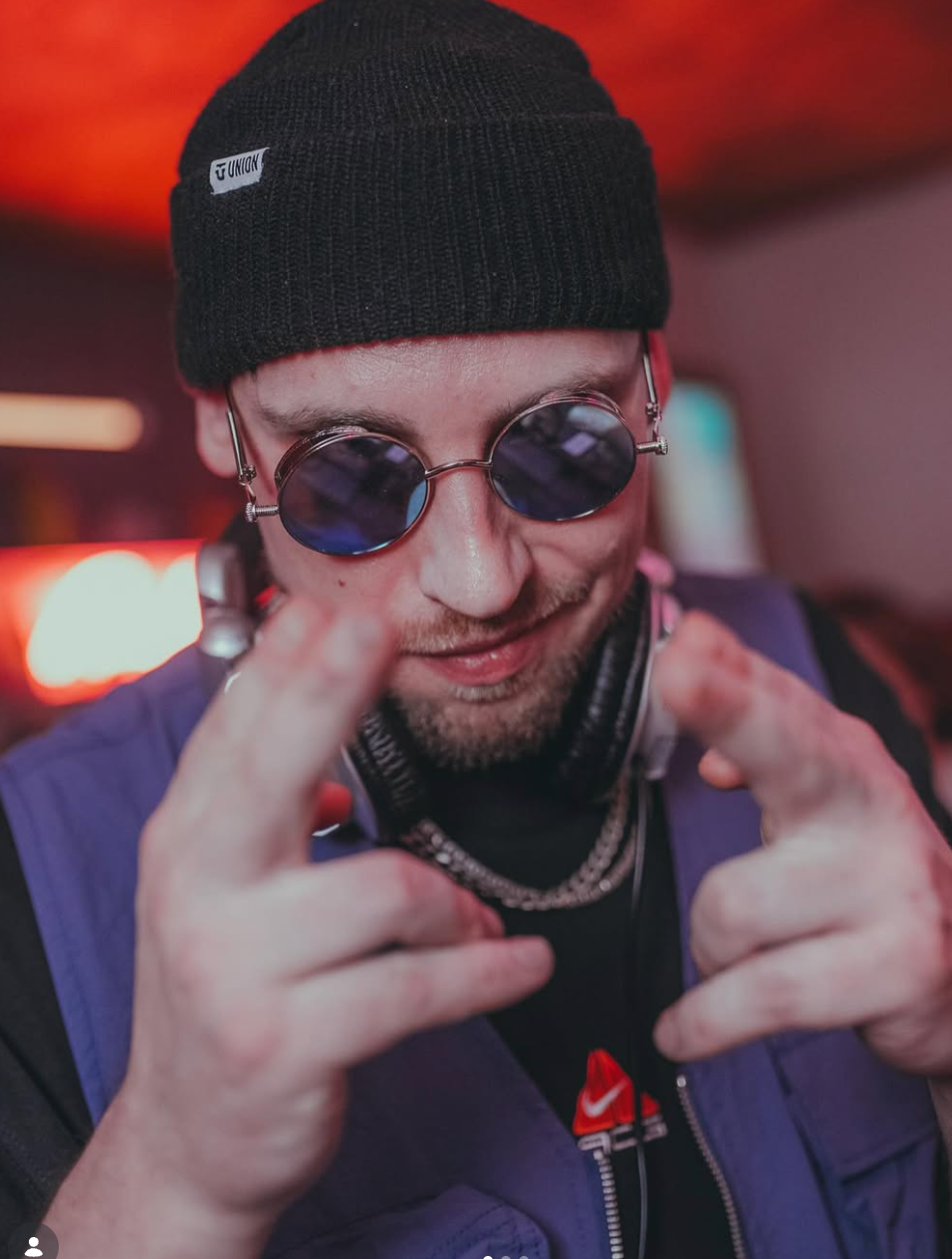 CROW w czapce, okularach i słuchawkach